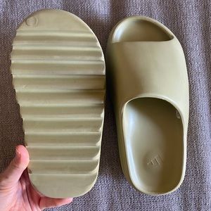 YEEZY SLIDES DESERT SAND